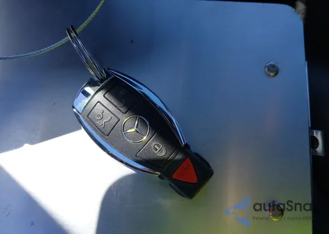 2013 Mercedes-Benz C 250 Sport z USA, uszkodzony, nr VIN WDDGF4HB2DA785217